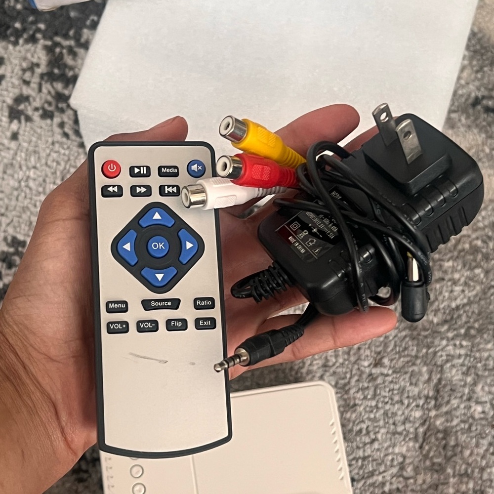 Mini Projector with Remote - Picture 3 of 4